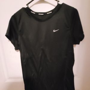 Mens nike dri fit under shirt size medium excellent condition
